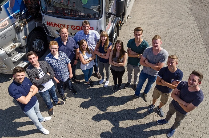 Die Auszubildenden stehen auf dem Hof vor einem LKW, von oben fotografiert