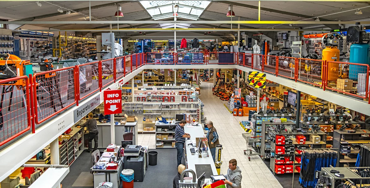 Blick von oben in den Fachmarkt mit Regalen voller Werkzeuge, Maschinen und Zubehör