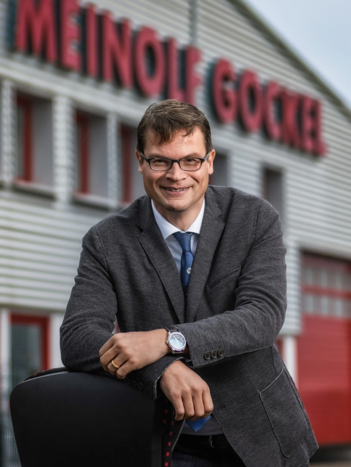 Geschäftsführer Meinolf Gockel vor dem Firmengebäude mit dem roten Schriftzug
